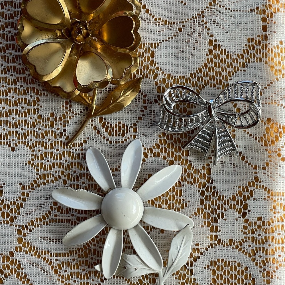 3 vintage pins, 2 flowers and a bow, gold tone/silver tone/white - Picture 2 of 9